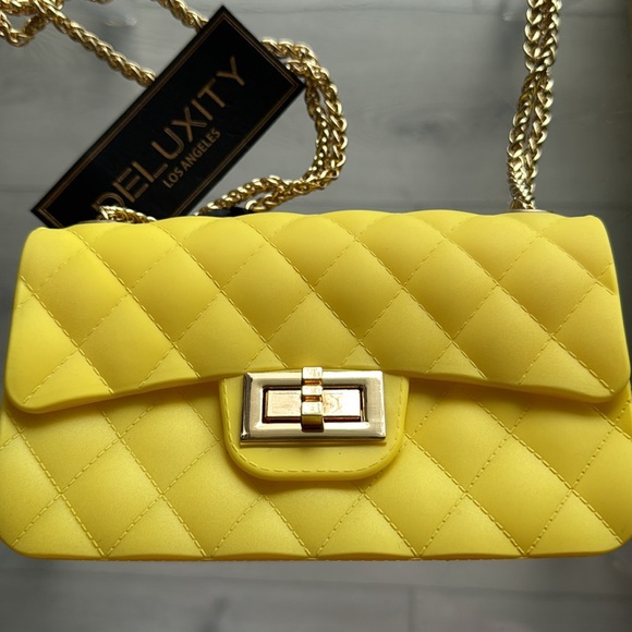 Quilted Bright YELLOW Jelly Purse with adjustable Gold Chain Strap
BRAND NEW! - Picture 2 of 12